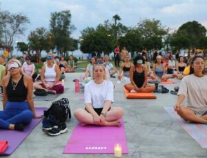 Antalya’nın dünyaca ünlü Konyaaltı sahilinde yoga yaptılar