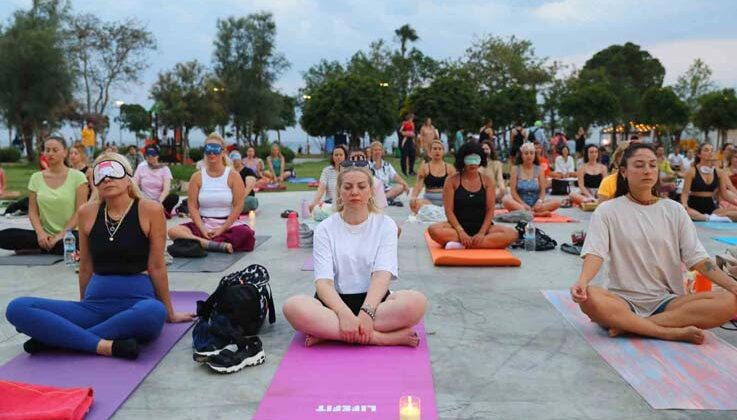 Antalya’nın dünyaca ünlü Konyaaltı sahilinde yoga yaptılar