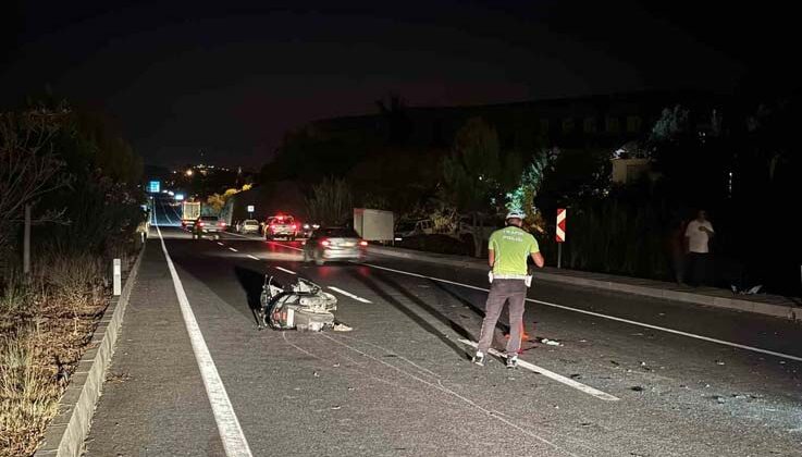 Motosikletle araca çarpıp yere düşen gence, yerde yatarken başka bir araç çarptı