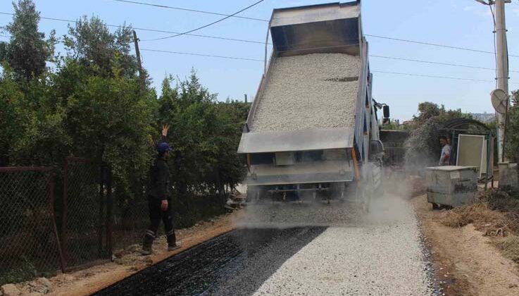 Finike’de 3 mahallede sathi kaplama asfalt çalışması