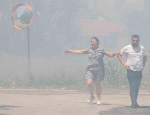 Alevlerin arasında kaldı, yine de görevini bırakmadı