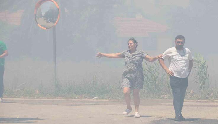 Alevlerin arasında kaldı, yine de görevini bırakmadı