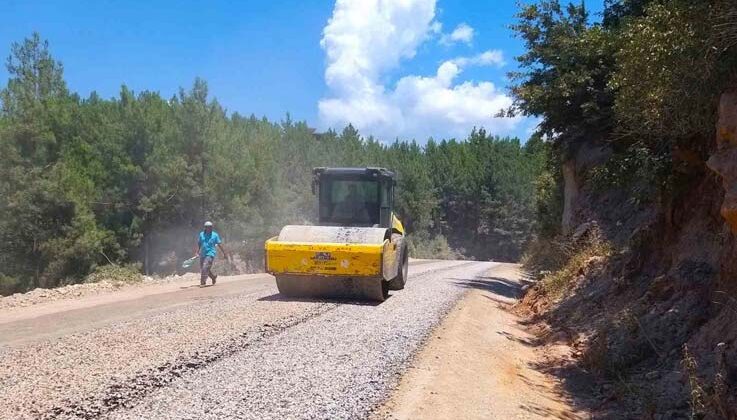 Alanya Belediyesi’nden 4 mahalleyi bağlayan yolda asfalt çalışması