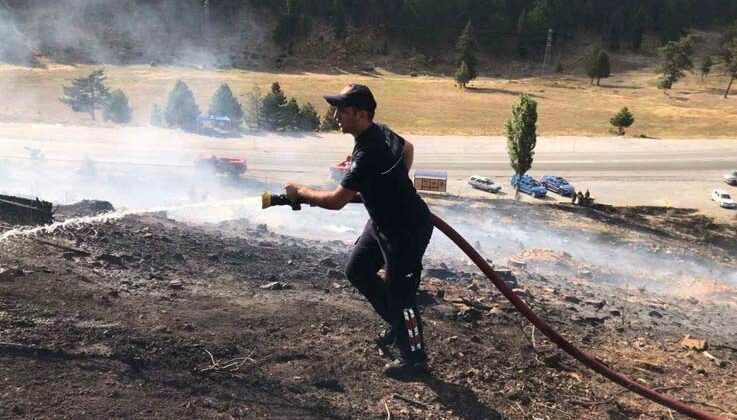 Antalya’da yangın kızılçam ormanına sıçramadan söndürüldü