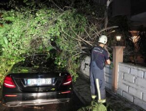 Antalya Büyükşehir’den fırtınaya hızlı müdahale