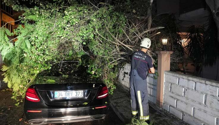 Antalya Büyükşehir’den fırtınaya hızlı müdahale