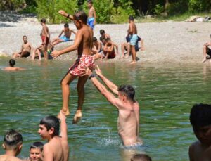 Antalya’da sıcaktan bunalan çocuklar Üzümdere Irmağında biriken gölette serinledi