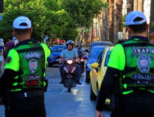 Trafik cezası yiyeceklerini düşünürken güvenli sürüş hakkında bilgi aldılar