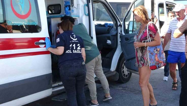 Servis aracı tur aracıyla çarpıştı, 2 turist yaralandı