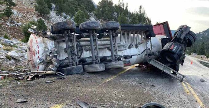 Antalya’da mazot yüklü tanker devrildi