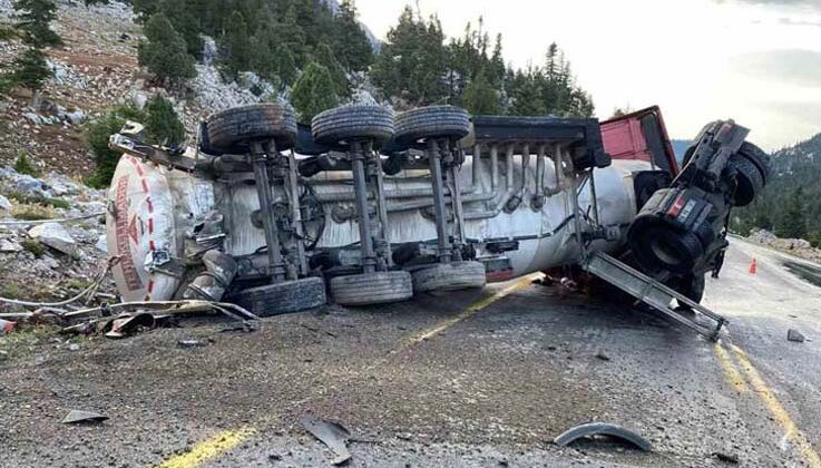 Antalya’da mazot yüklü tanker devrildi