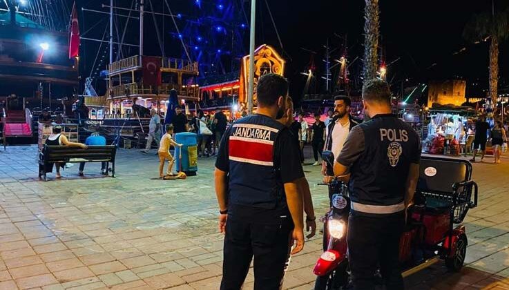 Alanya’da motosiklet sürücülerine ceza yağdı