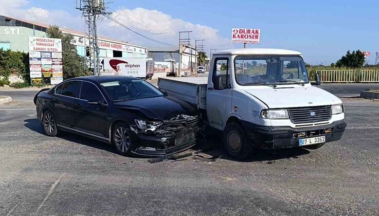 Manavgat’ta kamyonet ile otomobil çarpıştı: 1 yaralı