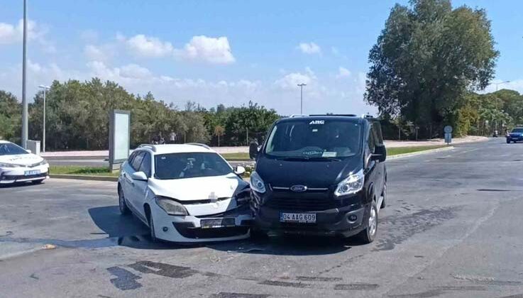 Manavgat’ta tur minibüsü ile otomobil çarpıştı, şans eseri yaralanan olmadı