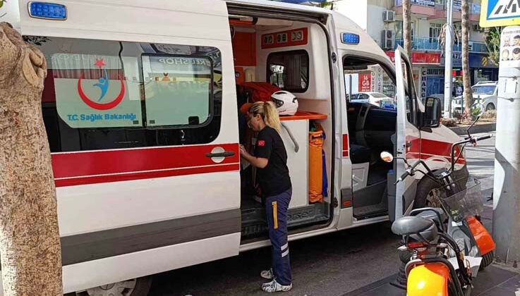 Antalya’da ani fren yapan motosiklet devrildi, sürücü yaralandı