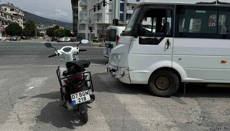 Minibüsle çarpışan motosiklet sürücüsü yaralandı