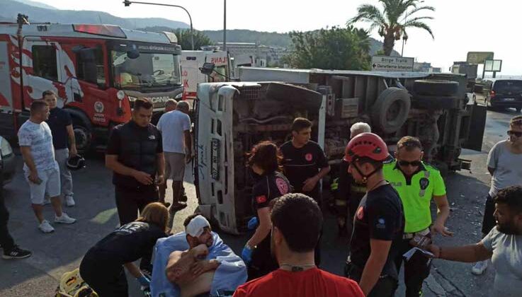 Alanya’da otomobille çarpışan kamyon devrildi: 1 ağır yaralı