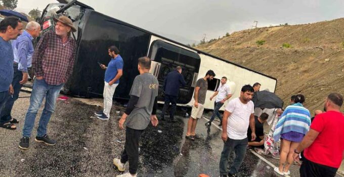 Antalya’da yolcu otobüsü devrildi: 10 yaralı