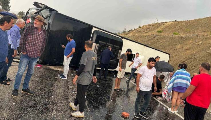 Antalya’da yolcu otobüsü devrildi: 10 yaralı