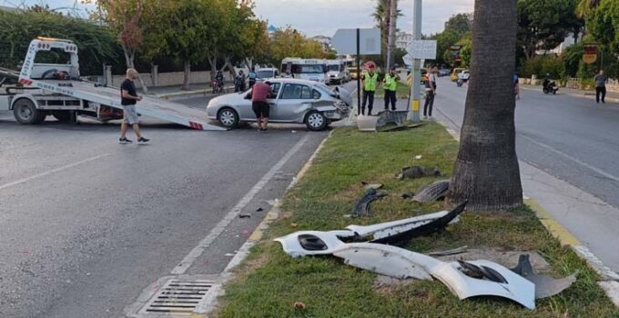 Antalya’da iki otomobil çarpıştı: 2 yaralı