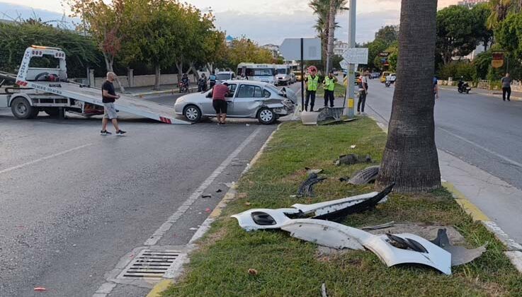 Antalya’da iki otomobil çarpıştı: 2 yaralı