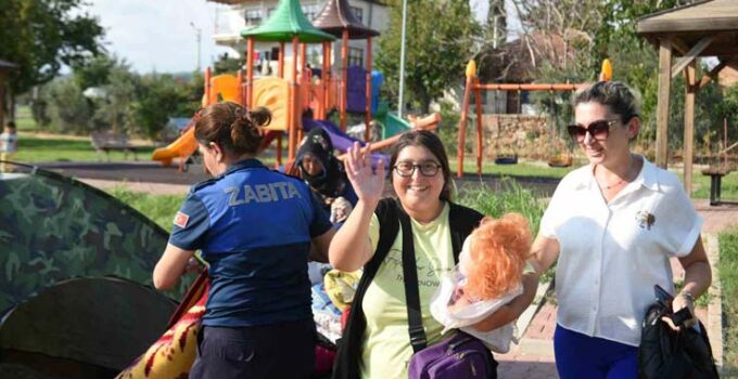 Başkan Kocagöz, sokakta kalan anne ve kıza sahip çıktı