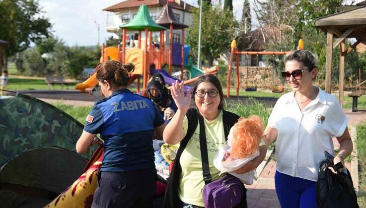 Başkan Kocagöz, sokakta kalan anne ve kıza sahip çıktı