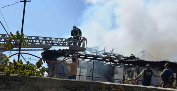 Antalya’da çıkan yangında ev küle döndü