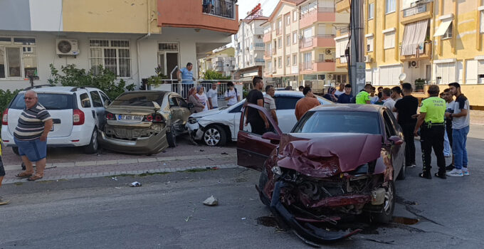 Afacan sürücü mahalleyi birbirine kattı: 14 yaşındaki çocuk 3 aracı hurdaya çevirdi, 1 kişi yaralandı