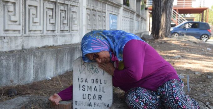 Kabri mezarlığın dışında kalmış, hikayesi yürekleri burkmuştu, annesinin yanına defnedildi