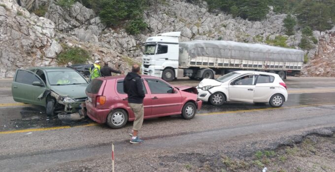 Antalya’da 4 araçlı zincirleme kaza: 5 yaralı