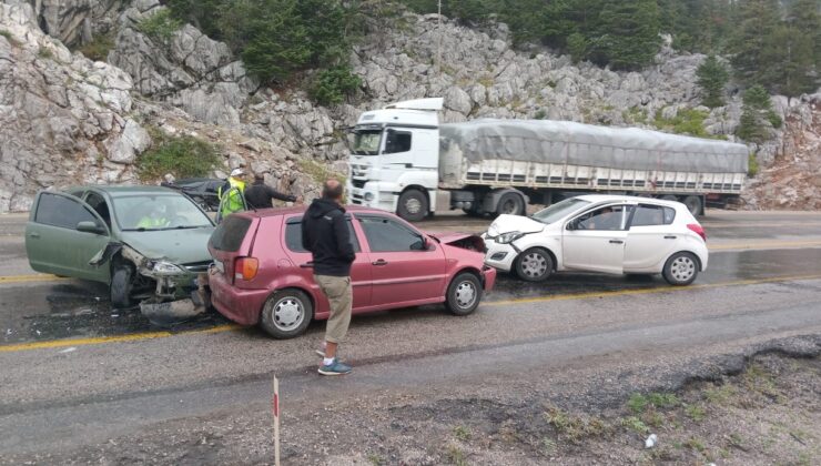 Antalya’da 4 araçlı zincirleme kaza: 5 yaralı