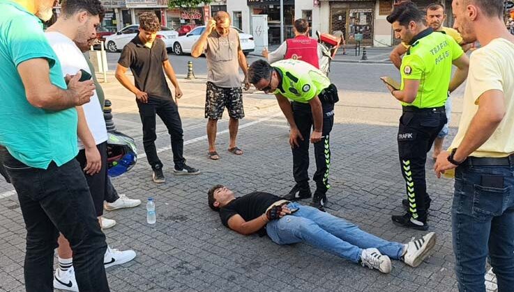 Kazaya gelen ambulans kaza yaptı, sağlıkçılar olay yerine yaya olarak geldi