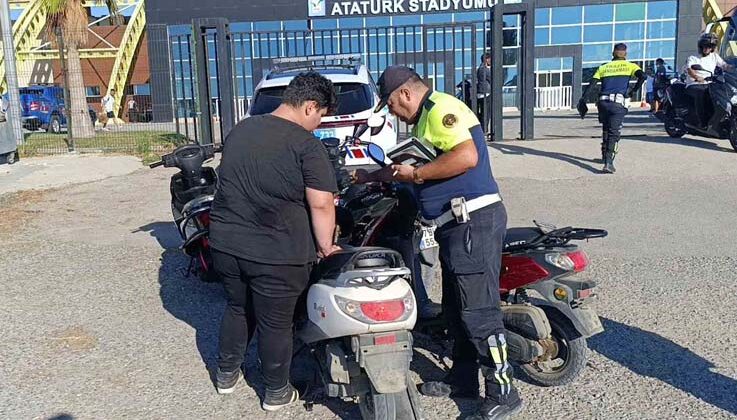 Motosikletlerin plakasını söküp drift pistine gittiler