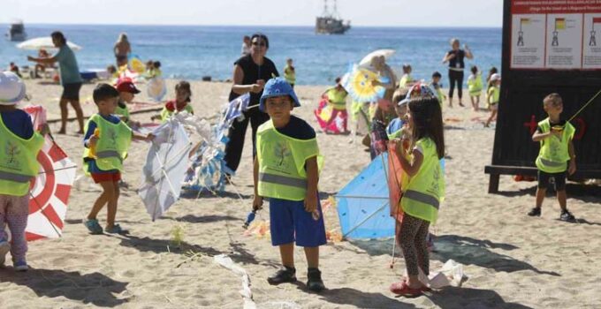 Alanya Belediyesi’nin minik öğrencileri sahilde doyasıya eğlendi