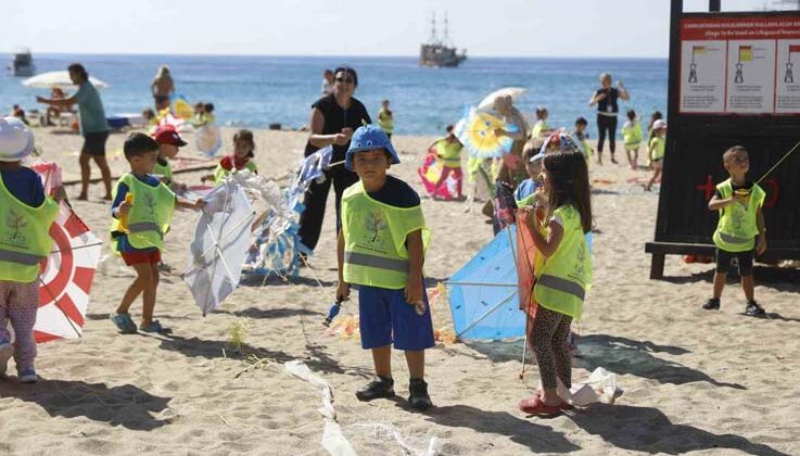 Alanya Belediyesi’nin minik öğrencileri sahilde doyasıya eğlendi