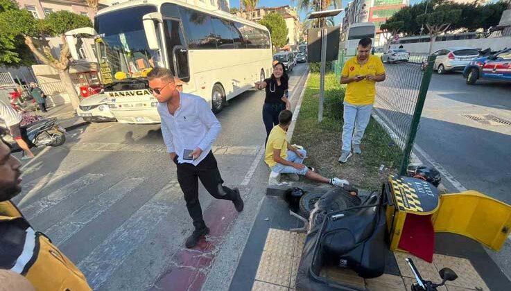 Manavgat’ta adliye önünde motosikletler çarpıştı: 3 yaralı