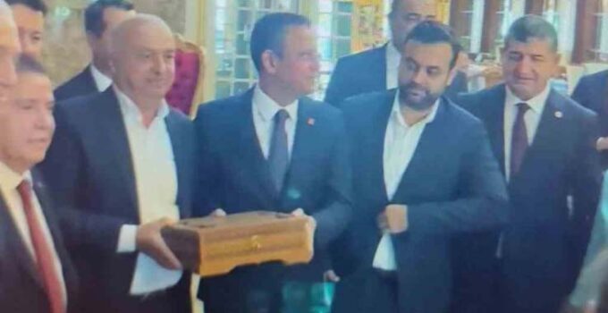 Alanya’da Özgür Özel’e Bangladeş’ten özel olarak getirilen el yazması Kur’an-ı Kerim hediye edildi