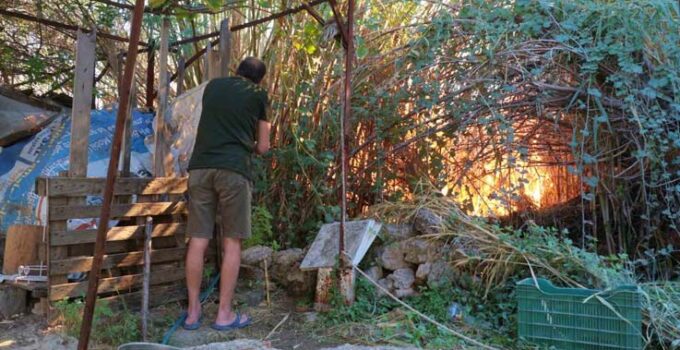 Antalya’da sazlık yangını: 3 sera zarar gördü