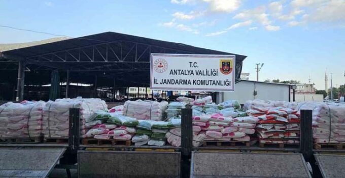 Antalya’da bir tırda 17 ton sahte gübre ele geçirildi