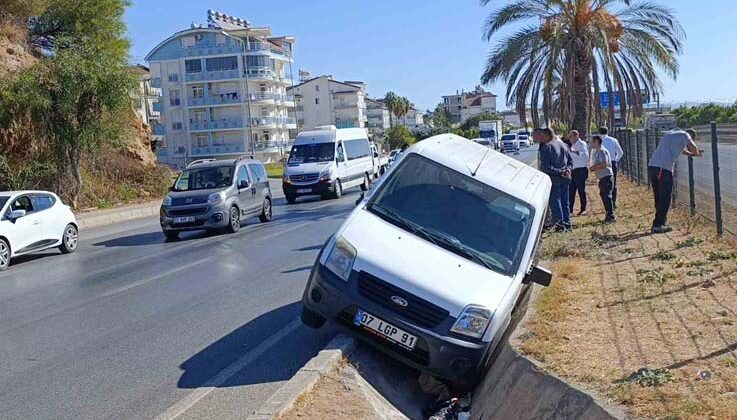 Önündeki araca çarpmamak için yağmur suyu tahliye kanalına düştü