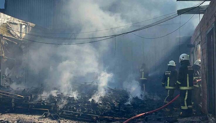 Palet üretim tesisinde korkutan yangın: 1 kişi dumandan etkilendi