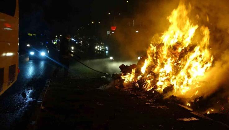 Antalya’da geri dönüşüm kamyonundaki atıklar alev aldı, dumanlar sürücülere zor anlar yaşattı