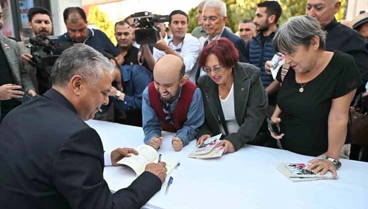 Muratpaşa Belediye Başkanı Ümit Uysal, yeni kitabını tanıttı