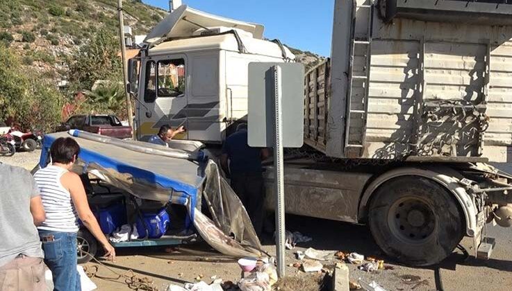 Kontrolden çıkan tır önce kaldırıma ardından motosiklete çarptı: 1 yaralı