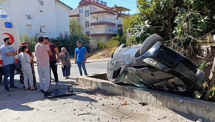 İstinat duvarına çarptı, bahçeye uçup ters döndü