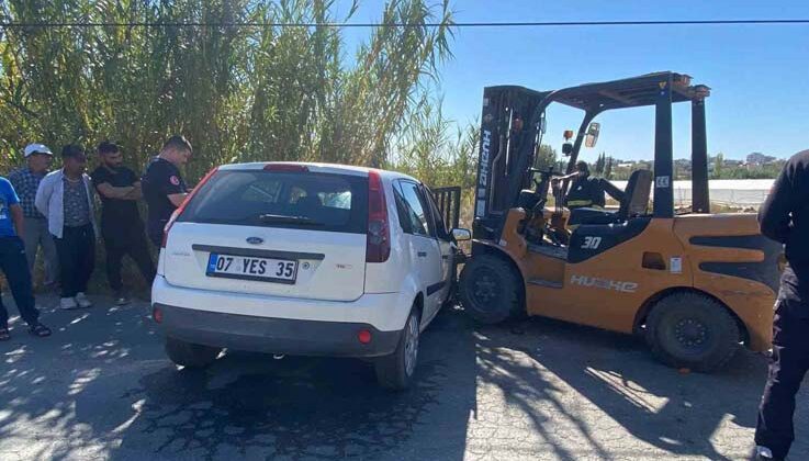 Serik’te forklift otomobilin motoruna saplandı, otomobil sürücüsü yaralandı