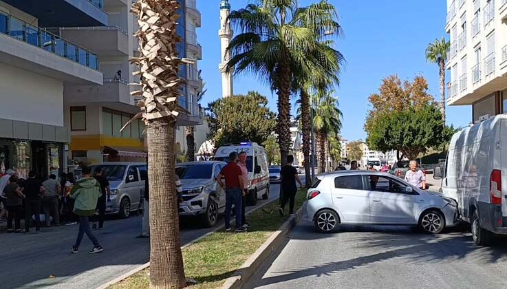 Manavgat’ta kamyonet ile otomobil çarpıştı: 2 yaralı