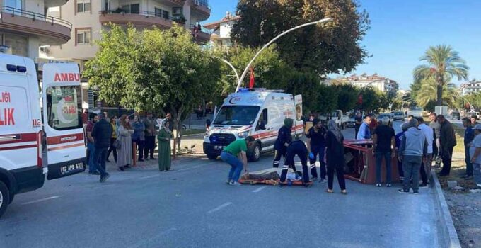 Otomobil, orta refüjdeki yaya geçidini kullanan akülü motosiklete çarptı: 2 yaralı