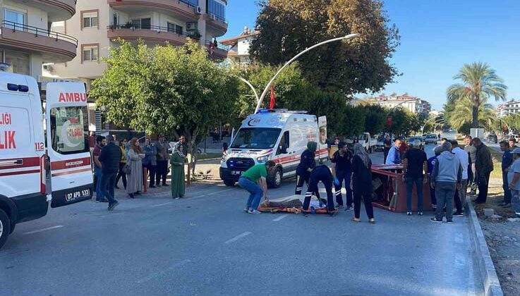 Otomobil, orta refüjdeki yaya geçidini kullanan akülü motosiklete çarptı: 2 yaralı